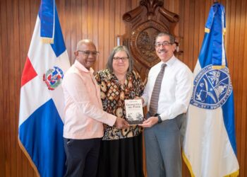 Rector de la UASD recibe a la escritora Isabel Rauber previo a la puesta en circulación de su libro “Geopolítica del poder”