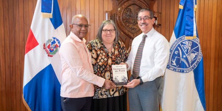 Rector de la UASD recibe a la escritora Isabel Rauber previo a la puesta en circulación de su libro “Geopolítica del poder”