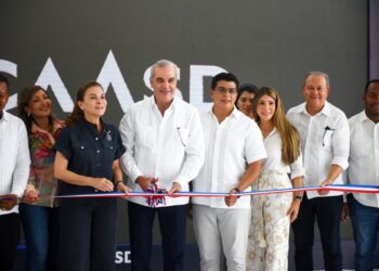 Abinader y Fellito entregan saneamiento cañada Los Girasoles; 40 familias reciben viviendas