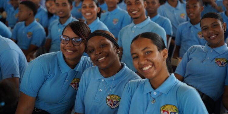 Comunidad educativa de Sabana Perdida celebra nuevas oportunidades para el deporte con entrega de techado escolar