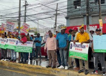 Comunitarios y choferes públicos en Santo Domingo Norte reclaman gobierno cumpla promesas