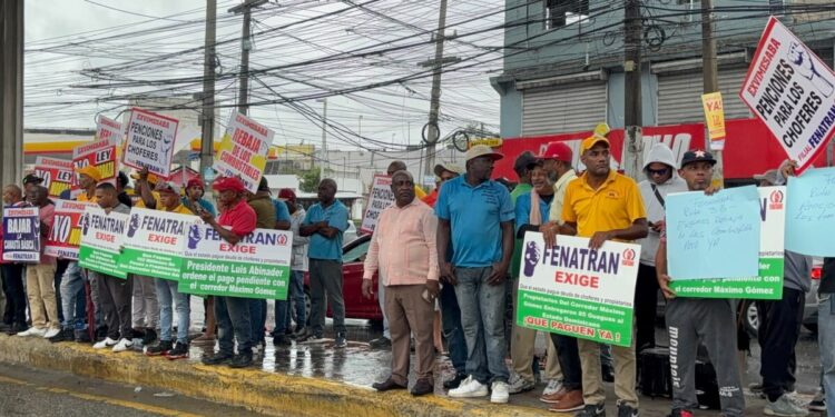 Comunitarios y choferes públicos en Santo Domingo Norte reclaman gobierno cumpla promesas