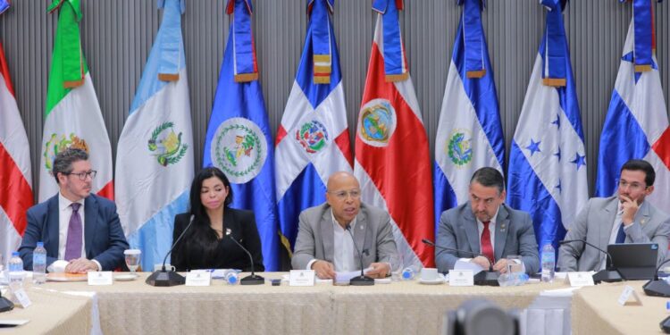 *FOPREL Y OEA realizan en República Dominicana Encuentro Interparlamentario para el Combate de las Drogas Sintéticas* SANTO DOMINGO.- La Cámara de Diputados de la República Dominicana fue la sede este jueves del Encuentro Interparlamentario para el Combate de las Drogas Sintéticas y Nuevas Sustancias Psicoactivas, un evento de alta relevancia estratégica organizado de manera conjunta por el Foro de Presidentes y Presidentas de Poderes Legislativos de Centroamérica y la Cuenca del Caribe (FOPREL), del cual el presidente de la Cámara de Diputados de la República Dominicana, Alfredo Pacheco, es el vicepresidente Pro Témpore. El cónclave, también coordinado por y Organización de Estados Americanos (OEA), reunió a legisladores, autoridades nacionales y organismos internacionales con el propósito fundamental de avanzar en la consolidación de un marco legal unificado que proteja a la ciudadanía frente a las nuevas modalidades del crimen organizado y el narcotráfico transnacional. Durante el encuentro, el presidente de la Comisión Interparlamentaria de Seguridad Ciudadana y Administración de Justicia (CISCAJ), Darwin Lucas, expresó su profundo agradecimiento a las organizaciones internacionales por el acompañamiento técnico e institucional brindado. En ese contexto, Lucas destacó que este respaldo es vital para fortalecer el proyecto de Ley Marco Especial en materia de Drogas Sintéticas y Nuevas Sustancias Psicoactivas, y aseguró que la jornada busca validar su contenido y definir recomendaciones legislativas aplicables en toda la región. Por su parte, el secretario general del FOPREL, Ariel Alvarado, enfatizó que la protección integral de los ciudadanos en materia de seguridad es el eje central de este esfuerzo coordinado. Alvarado resaltó que la República Dominicana asume un rol de vanguardia, convirtiéndose en una iniciativa pionera a nivel regional. «Hoy los parlamentos presentes de Centroamérica, el Caribe y México tenemos un único objetivo legislar a favor de la seguridad. Este flagelo afecta a miles de personas, y desde la República Dominicana estamos dando una respuesta armónica para que, posteriormente, cada parlamento pueda adoptar legislaciones que garanticen la protección de sus ciudadanos», indicó. En tanto que, Pacheco reafirmó el firme compromiso del órgano legislativo dominicano con esta causa, brindando su respaldo total para que la iniciativa sea implementada de manera efectiva. Destacó que la adopción de este marco normativo no solo busca erradicar la distribución y el consumo de estas sustancias nocivas en el territorio nacional, sino también blindar las fronteras y economías de toda la región centroamericana y caribeña frente a las redes del narcotráfico internacional. En representación del sector justicia, la procuradora general de la República Dominicana, Yeni Berenice Reynoso, calificó el encuentro como un espacio sumamente valioso para hacer frente a las denominadas amenazas convergentes. Reynoso reiteró que los problemas de seguridad que afectan a la región tienen un impacto directo en otras latitudes, como Europa y Norteamérica, por lo que resulta indispensable aunar esfuerzos internacionales. «Es evidente que las drogas sintéticas representan una amenaza ante estos cambios convergentes que implican nuevas modalidades delictivas, como el criptolavado y la venta ilegal en línea y es un gran acierto que los distintos congresos de la región se estén uniendo con asistencia técnica de la OEA para construir sociedades más seguras para las presentes y futuras generaciones», afirmó la magistrada.