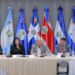 *FOPREL Y OEA realizan en República Dominicana Encuentro Interparlamentario para el Combate de las Drogas Sintéticas*  SANTO DOMINGO.- La Cámara de Diputados de la República Dominicana fue la sede este jueves del Encuentro Interparlamentario para el Combate de las Drogas Sintéticas y Nuevas Sustancias Psicoactivas, un evento de alta relevancia estratégica organizado de manera conjunta por el Foro de Presidentes y Presidentas de Poderes Legislativos de Centroamérica y la Cuenca del Caribe (FOPREL), del cual el presidente de la Cámara de Diputados de la República Dominicana, Alfredo Pacheco, es el vicepresidente Pro Témpore.  El cónclave, también coordinado por y Organización de Estados Americanos (OEA), reunió a legisladores, autoridades nacionales y organismos internacionales con el propósito fundamental de avanzar en la consolidación de un marco legal unificado que proteja a la ciudadanía frente a las nuevas modalidades del crimen organizado y el narcotráfico transnacional.  Durante el encuentro, el presidente de la Comisión Interparlamentaria de Seguridad Ciudadana y Administración de Justicia (CISCAJ), Darwin Lucas, expresó su profundo agradecimiento a las organizaciones internacionales por el acompañamiento técnico e institucional brindado.   En ese contexto, Lucas destacó que este respaldo es vital para fortalecer el proyecto de Ley Marco Especial en materia de Drogas Sintéticas y Nuevas Sustancias Psicoactivas, y aseguró que la jornada busca validar su contenido y definir recomendaciones legislativas aplicables en toda la región.  Por su parte, el secretario general del FOPREL, Ariel Alvarado, enfatizó que la protección integral de los ciudadanos en materia de seguridad es el eje central de este esfuerzo coordinado.   Alvarado resaltó que la República Dominicana asume un rol de vanguardia, convirtiéndose en una iniciativa pionera a nivel regional.  «Hoy los parlamentos presentes de Centroamérica, el Caribe y México tenemos un único objetivo legislar a favor de la seguridad. Este flagelo afecta a miles de personas, y desde la República Dominicana estamos dando una respuesta armónica para que, posteriormente, cada parlamento pueda adoptar legislaciones que garanticen la protección de sus ciudadanos», indicó.  En tanto que, Pacheco reafirmó el firme compromiso del órgano legislativo dominicano con esta causa, brindando su respaldo total para que la iniciativa sea implementada de manera efectiva.  Destacó que la adopción de este marco normativo no solo busca erradicar la distribución y el consumo de estas sustancias nocivas en el territorio nacional, sino también blindar las fronteras y economías de toda la región centroamericana y caribeña frente a las redes del narcotráfico internacional.   En representación del sector justicia, la procuradora general de la República Dominicana, Yeni Berenice Reynoso, calificó el encuentro como un espacio sumamente valioso para hacer frente a las denominadas amenazas convergentes.  Reynoso reiteró que los problemas de seguridad que afectan a la región tienen un impacto directo en otras latitudes, como Europa y Norteamérica, por lo que resulta indispensable aunar esfuerzos internacionales.   «Es evidente que las drogas sintéticas representan una amenaza ante estos cambios convergentes que implican nuevas modalidades delictivas, como el criptolavado y la venta ilegal en línea y es un gran acierto que los distintos congresos de la región se estén uniendo con asistencia técnica de la OEA para construir sociedades más seguras para las presentes y futuras generaciones», afirmó la magistrada.