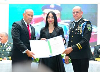 DIRECTOR DE LA POLICÍA NACIONAL RECONOCE A PEDRO DE JESÚS CANDELIER