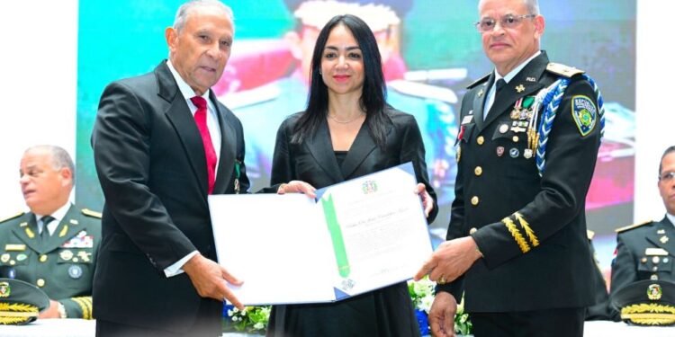 DIRECTOR DE LA POLICÍA NACIONAL RECONOCE A PEDRO DE JESÚS CANDELIER