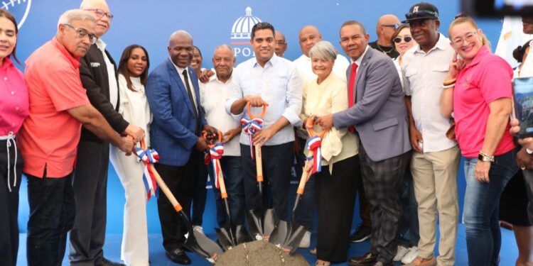 Ministro Kelvin Cruz inicia construcción de moderno play de béisbol en Consuelo, San Pedro de Macorís